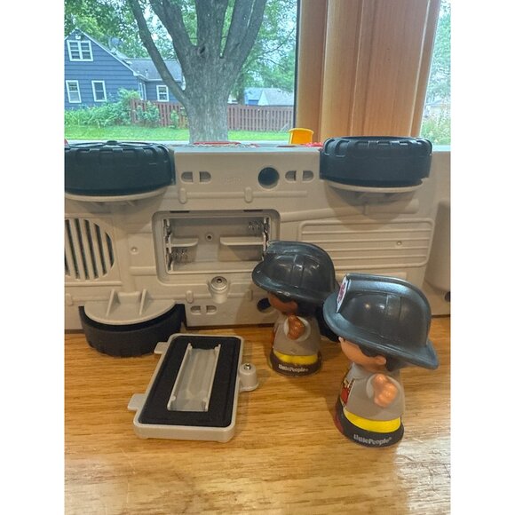 Fisher-Price Little People Fire Truck With 2 Firefighter Figures & Sound - Picture 2 of 5